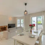 The Scandi-aries Luxury In Nueva Andalucia 公寓 *