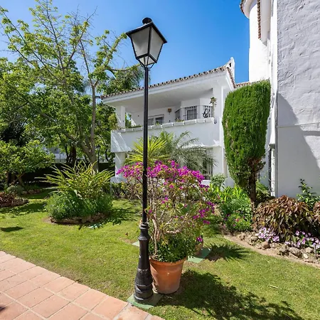 The Scandi-aries Luxury In Nueva Andalucia Апартаменти