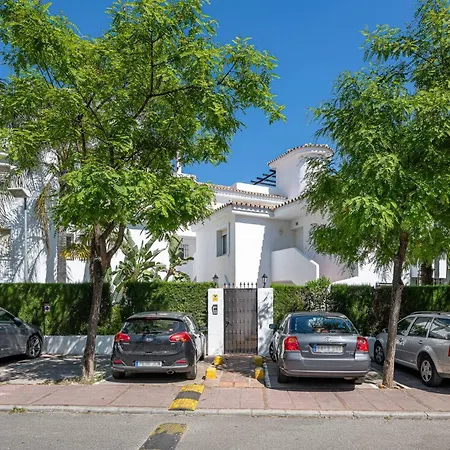 The Scandi-aries Luxury In Nueva Andalucia マルベーリャ